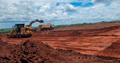 01 - TERRAPLENAGEM ELEVADA PARA CONSTRUÇÃO DE UM SECADOR. FAZENDA SOTECO EM CÁCERES – MT.