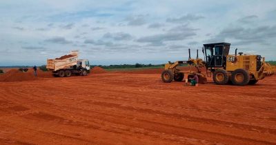 03 - TERRAPLENAGEM ELEVADA PARA CONSTRUÇÃO DE UM SECADOR. FAZENDA SOTECO EM CÁCERES – MT.