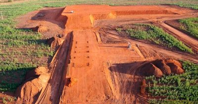 05 - TERRAPLENAGEM ELEVADA PARA CONSTRUÇÃO DE UM SECADOR. FAZENDA SOTECO EM CÁCERES – MT.