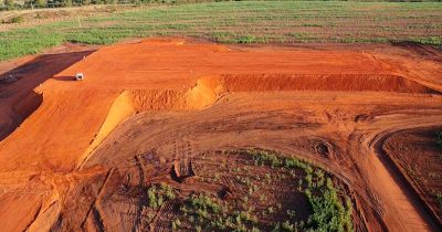 06 - TERRAPLENAGEM ELEVADA PARA CONSTRUÇÃO DE UM SECADOR. FAZENDA SOTECO EM CÁCERES – MT.