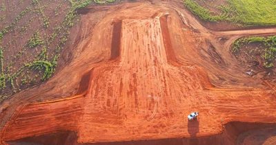 08 - TERRAPLENAGEM ELEVADA PARA CONSTRUÇÃO DE UM SECADOR. FAZENDA SOTECO EM CÁCERES – MT.