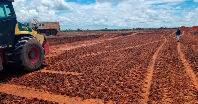 09 - TERRAPLENAGEM ELEVADA PARA CONSTRUÇÃO DE UM SECADOR. FAZENDA SOTECO EM CÁCERES – MT.